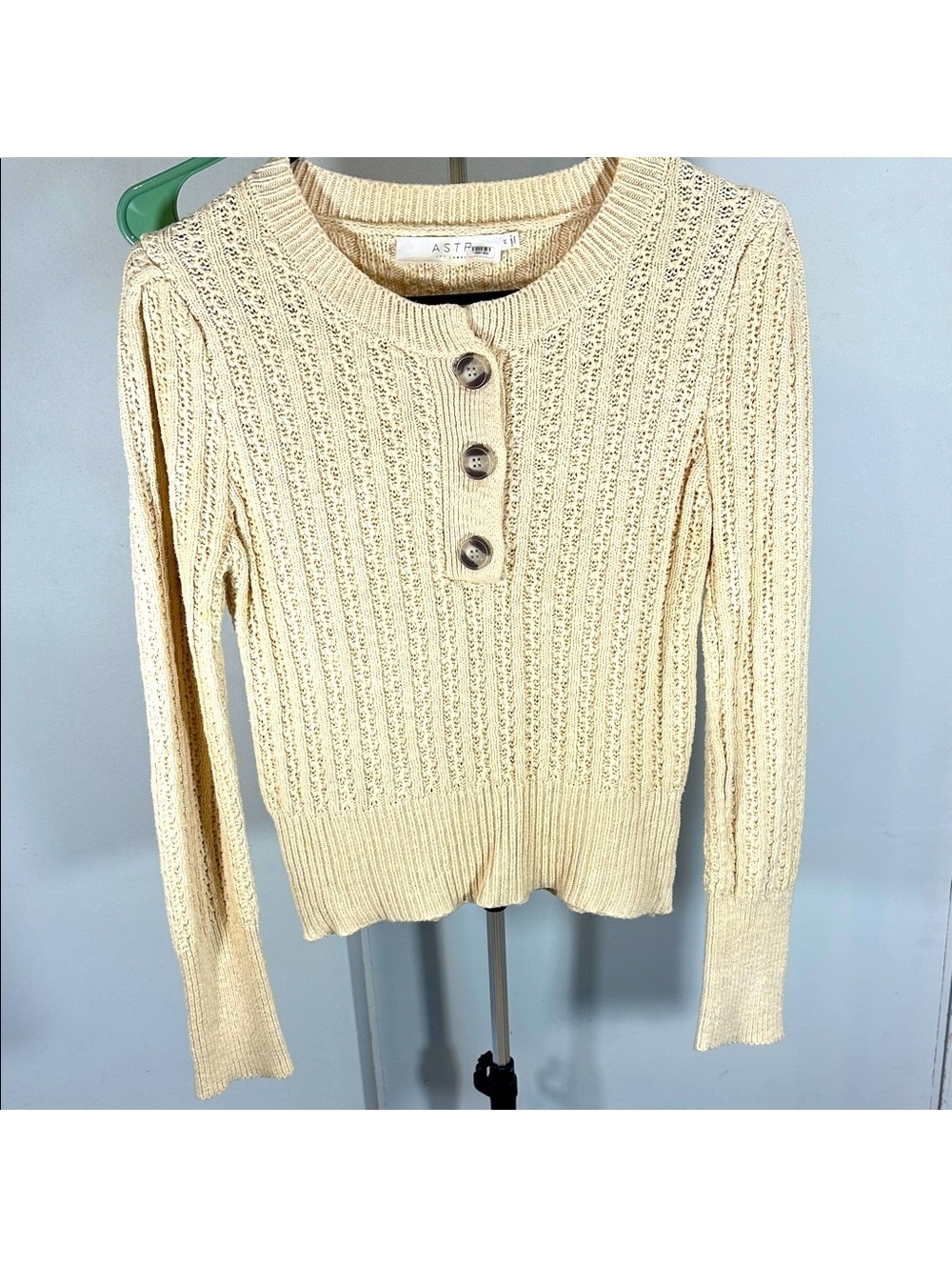 Astr the Label Medium Women's Cream Sweater 3 button puff sleeve -slight spot